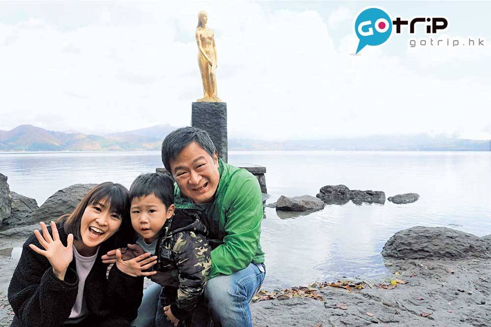 日本親子遊 辰子像是田澤湖的「 名物 」，至今來田澤 湖的觀光客都會來向辰子請個安。