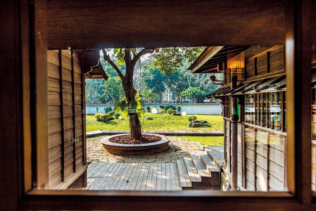 日式建築注重庭園空間，在Café 處處都可欣賞到 庭園景色，忘卻了嘉義市繁華的一面。