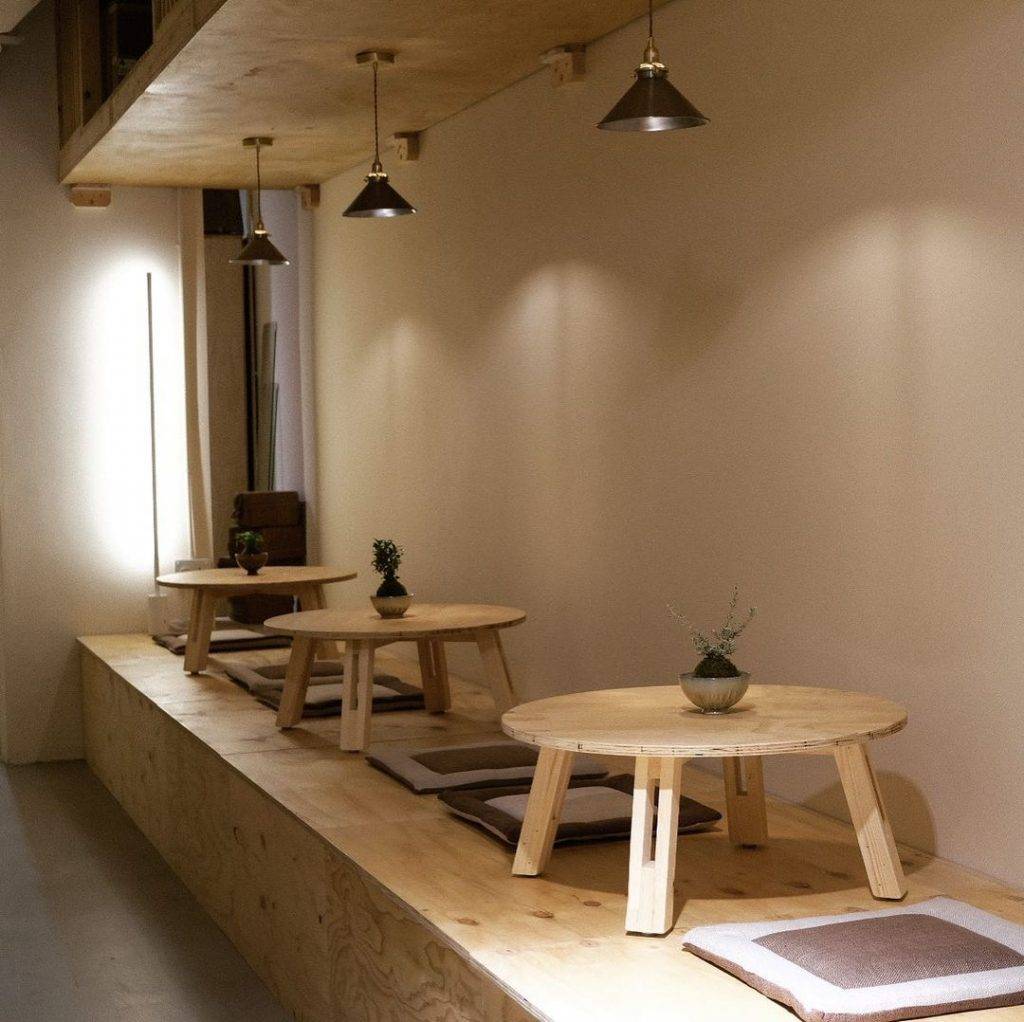 深水埗Cafe 餐廳內的傢俱全都是木製