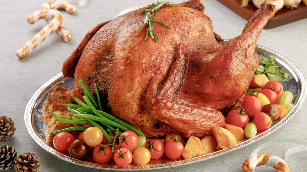 酒店聖誕到會 香烤原隻美國火雞包裹香濃醃製餡料，設有6公斤，適合6-10人享用；另有9至10公斤選擇，可供12-18人享用。
