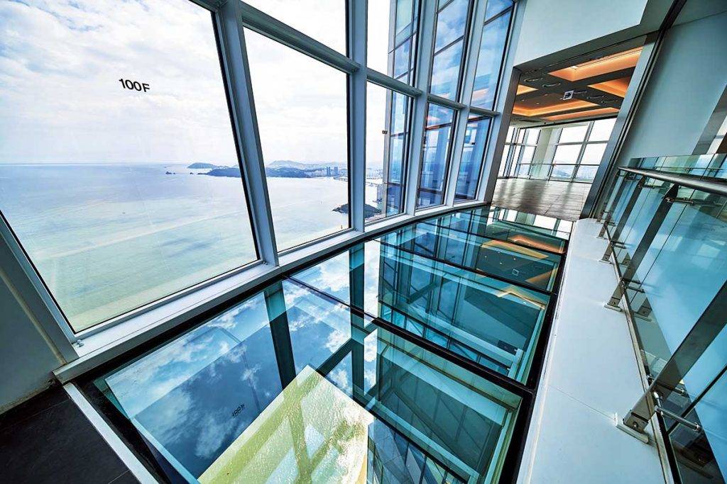 釜山打卡 透明玻璃走廊「Shocking Bridge」透過玻璃地板 將釜山的海與空連接起來。