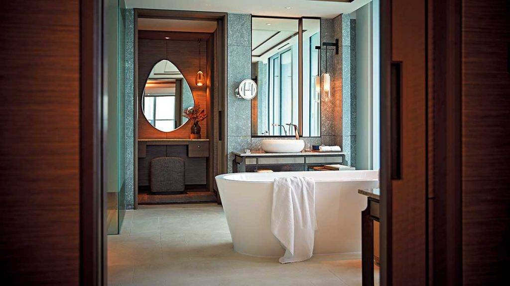 釜山打卡 Royal Suite 套房的浴室空間特別大，在這裡邊看海景邊浸浴最爽。