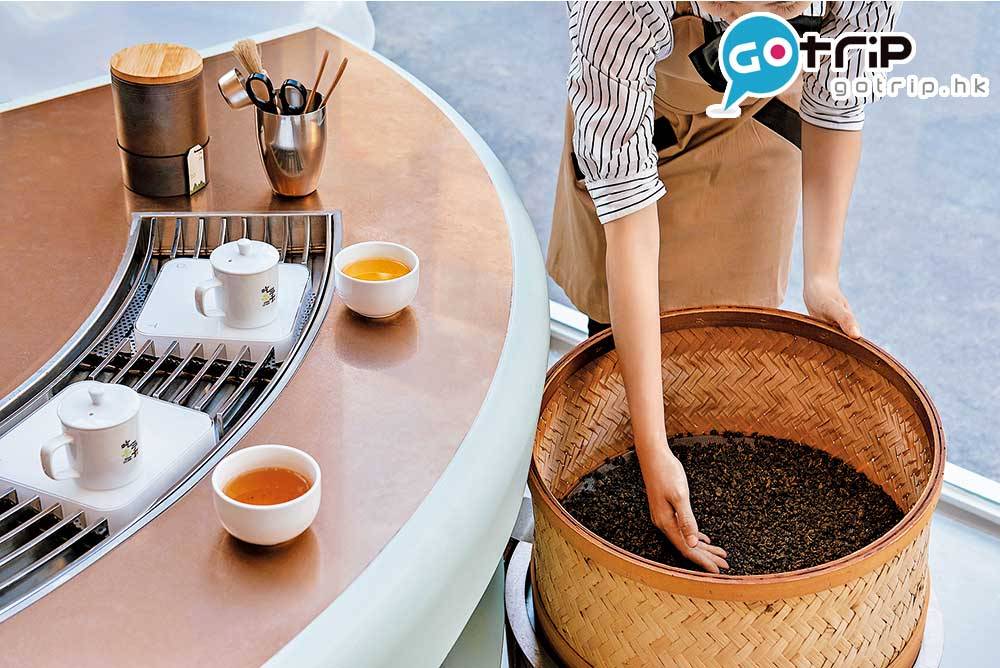 台中新捷運 吃茶三千希望更多人了解台灣梨山烏龍茶的美好，於是設立品鑑區，從烘焙到泡茶都以最嚴謹的規格進行。