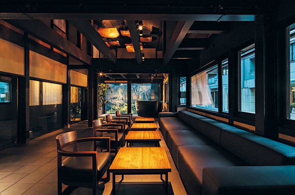京都酒店 住客可以在Lounge「町家貴賓室」邊飲清酒，邊欣賞傳統町家的木柱木樑建築。