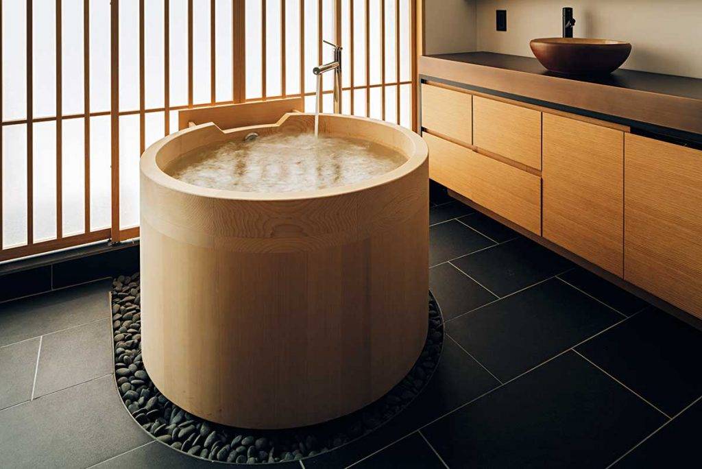 京都酒店 供2人入住的「TsuboyuSuperior」內，放有外形獨特的筒形檜葉木風呂。