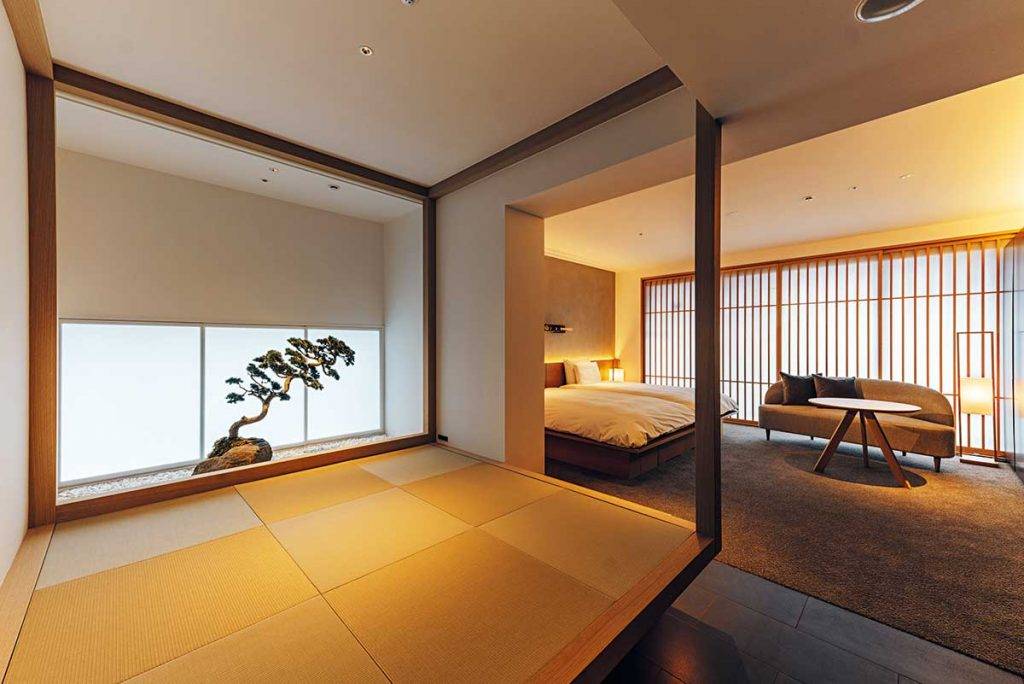 京都酒店 面積達540呎的「TsuboniwaSuite」內有個寬闊的榻榻米和室，更設有廚房、微波爐、洗衣機，最多可供4人入住。