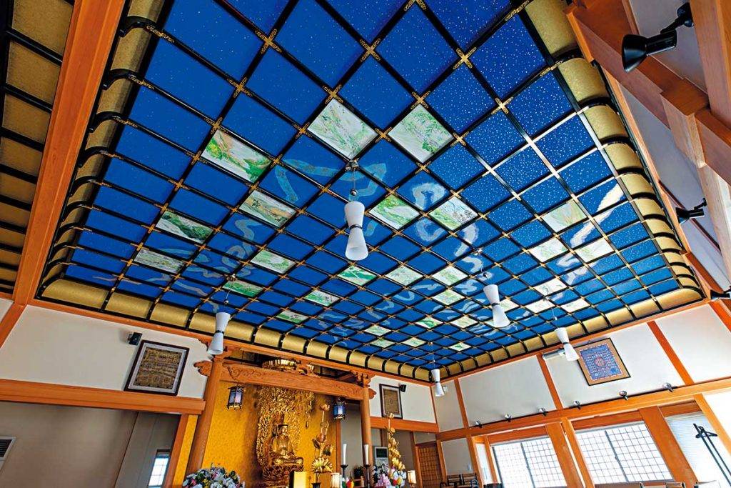 高知景點 本堂天花可以看到畫作外，隔壁的「 清流殿 」 也以四萬十川的藍來作天井繪的主題。