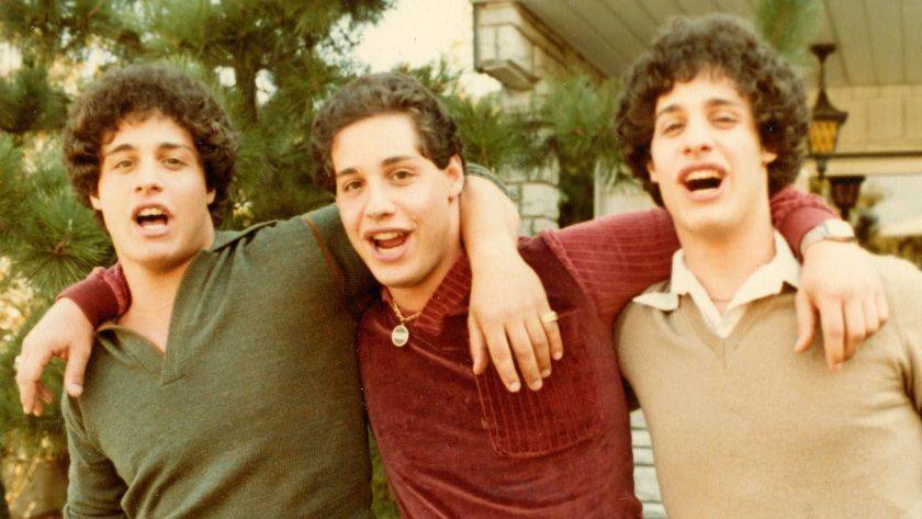 三胞胎Bobby Shafran（左）, David Kellman（中）和Eddy Galland（右）在19歲的時候重逢。（圖片來源：latimes）