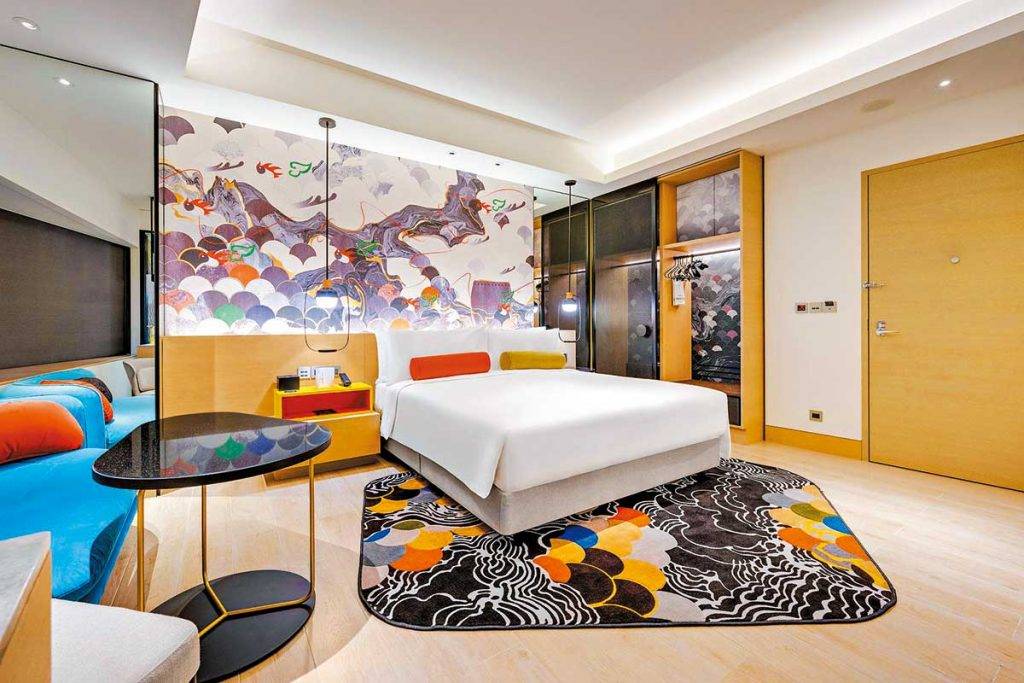 台灣新酒店 每間房都有繽紛的彩繪，以拼貼圖案融入龍舟、基隆河、蝶園 等大直的名勝，一反大家對此區只有摩天輪的印象。