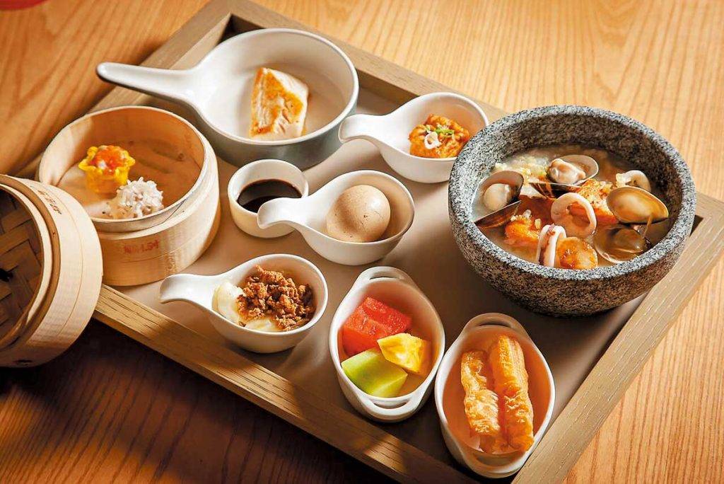 台灣新酒店 酒店的早餐以套餐供應，可選三文魚班 尼迪蛋或豪華海鮮粥，賣相精美。