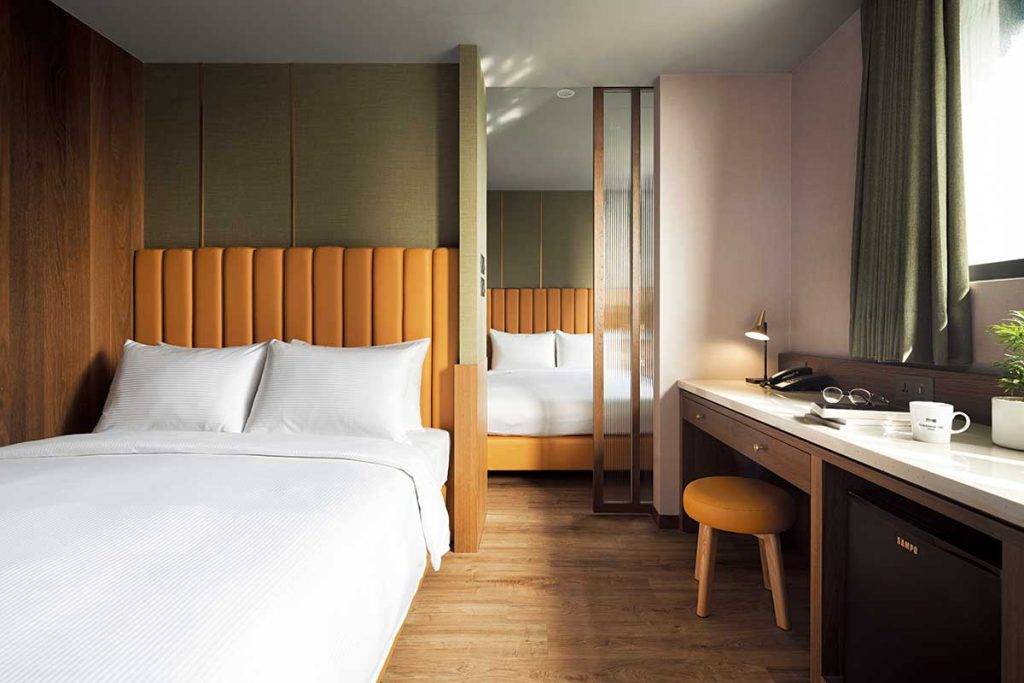 台灣新酒店 標準四人房可分隔成兩個獨立房，兩對情 侶出遊都可享私人空間。