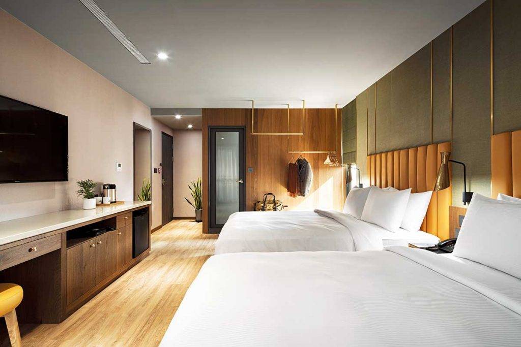 台灣新酒店 舒適四人房設有私家露台，面向河景，很 受家庭客歡迎。