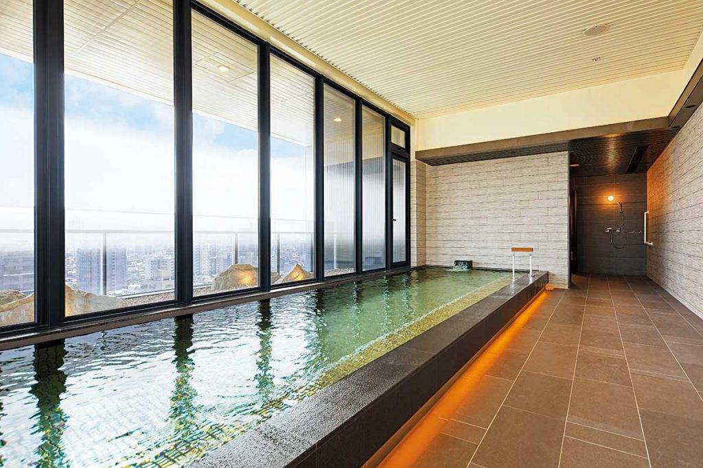 台灣新酒店 大浴場屬住客專用，設於最高層17樓，可一覽台北市的景色，好天時甚至能遠眺陽明山。