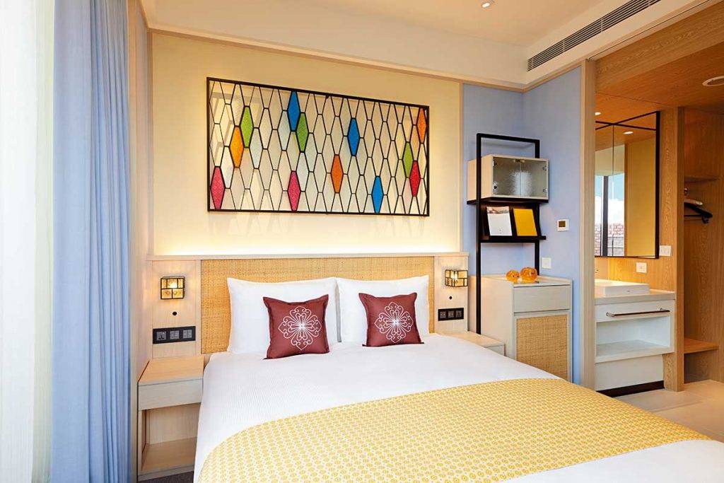 台灣新酒店 家具採用了台灣傳統的工藝特 色，如舊式窗框和海棠玻璃。