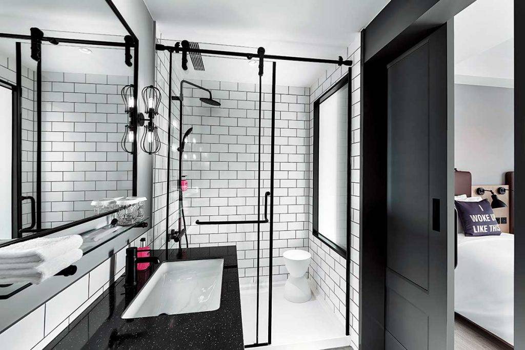 台灣新酒店 黑白色的型格浴室明亮簡潔，同時亦有足夠的置物空間。