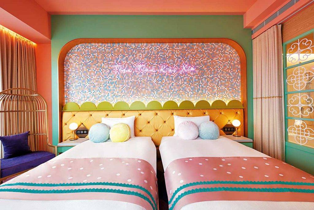 台灣新酒店 「 好饗甜甜 」以粉色為主題，牆上以拼音寫上「 天天開心 」，像糖果屋繽紛。