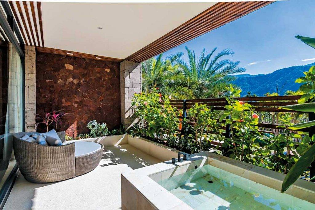 台灣新酒店 湯池美景雙人房設有室外與室內浴缸，由於位置挑高，又有植物圍繞，不怕外人打擾。