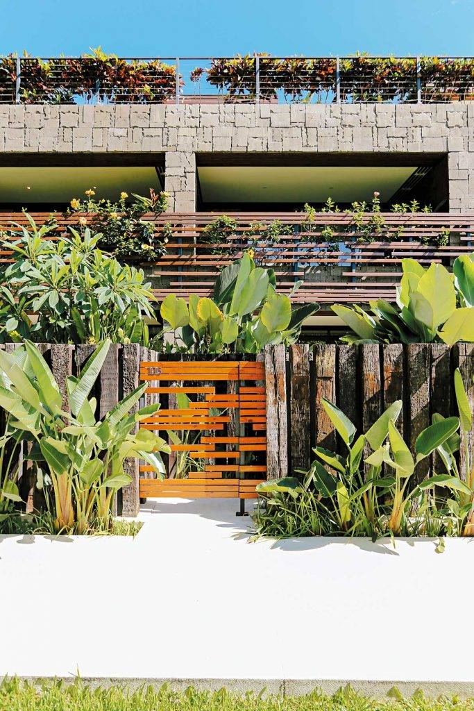 台灣新酒店 Villa外觀以石材搭配木柵和植物點 綴，具粗獷感又能 把綠色意象延伸入室內。