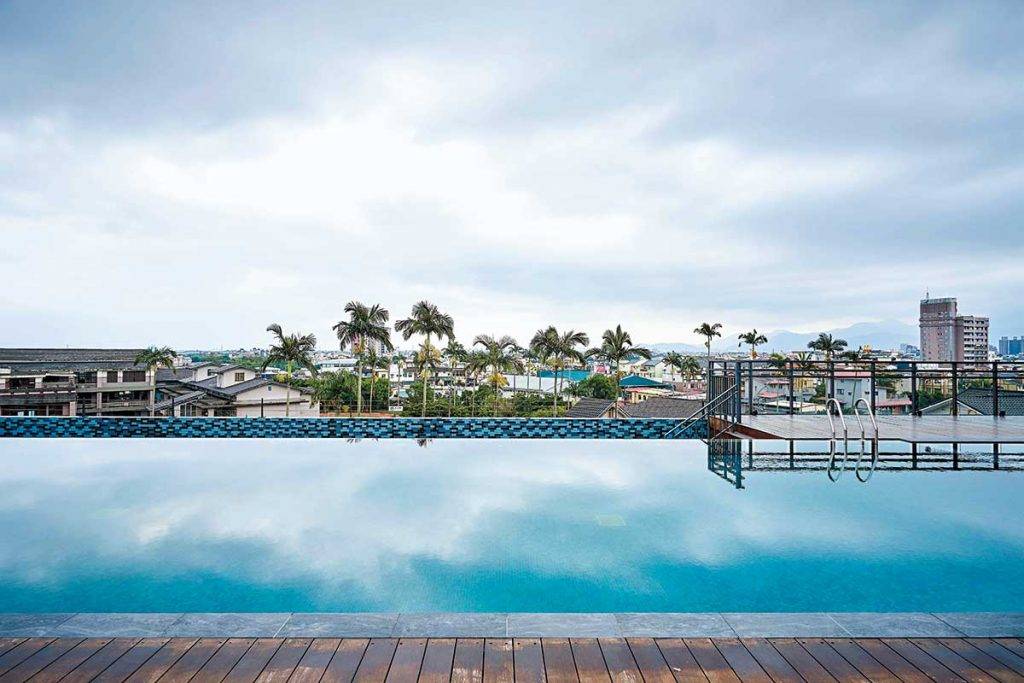 台灣新酒店 位於 樓的露天泳池可遠眺蘭陽平 原和遠山，天氣好時甚至能見到海 岸線。
