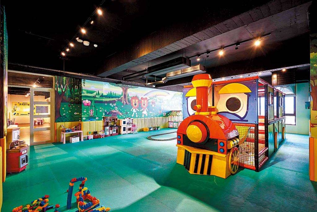 台灣新酒店 酒店設有兒童放電天地，有火車造 型的波波池和各式各樣玩具，小朋 友玩得盡興。