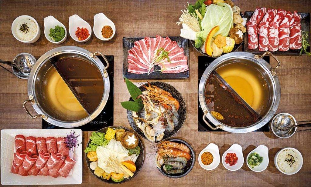 台灣新酒店 餐廳晚上供應的火鍋以宜蘭在 地新鮮蔬果及食材為配料，肉 盤和海鮮套餐每人NT$580/ HK$145，甚抵食。