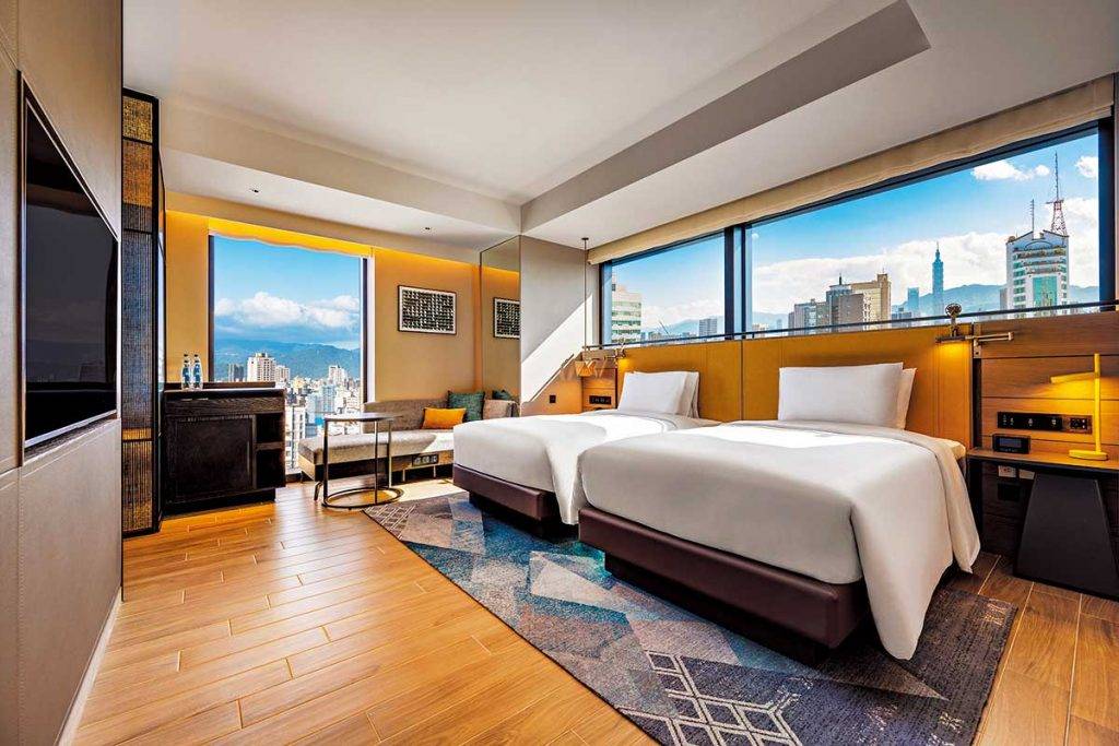 台灣新酒店 轉角客房在床頭設有觀景窗，部分能遠眺台北101迷人都市夜 景，是否能入住到靚景房就要看運氣了。