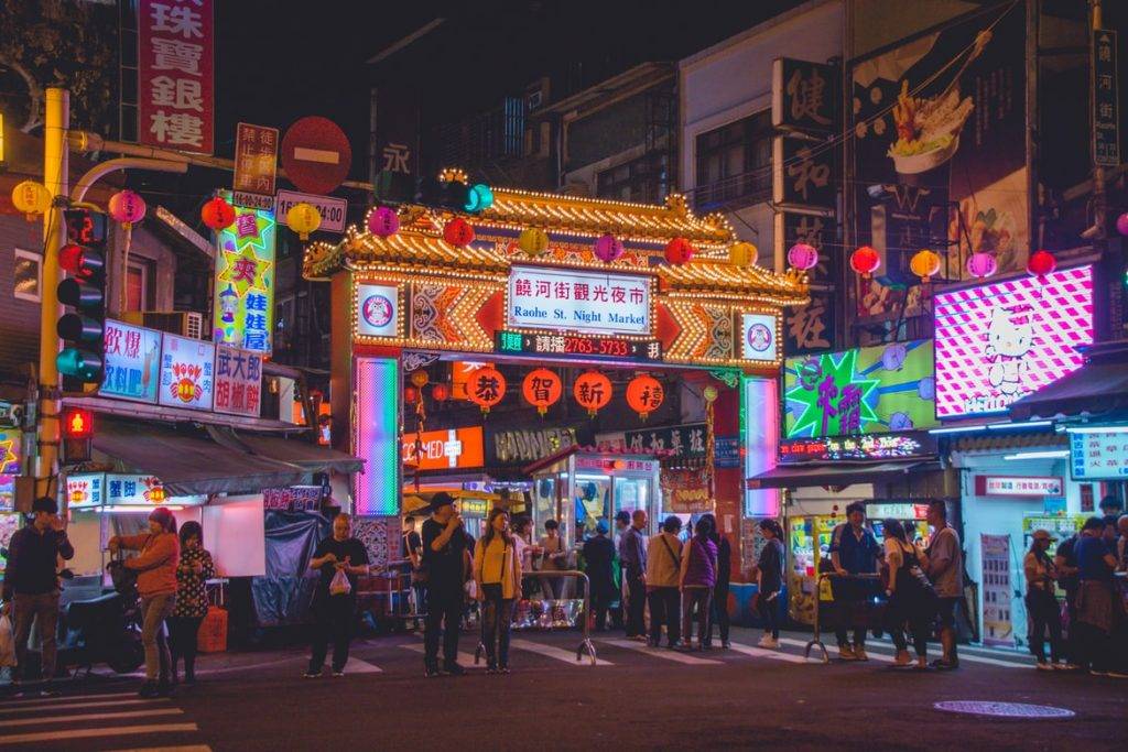 常有旅行習慣 在香港7點過後就不吃飯，在外地則晚晚享受宵夜。