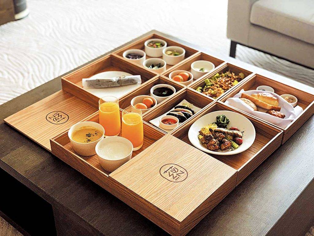 台灣新酒店 酒店提供蘊木盒早餐，住客可選擇中式或西 式，直接送到房間享用;午、晚餐則可到餐 廳「 日蘊堂 」，享用以台灣在地食材炮製無 國界料理。