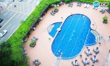 可能是全台北最舒適的酒店泳池？網民笑稱：不止好自在，還很靠得住