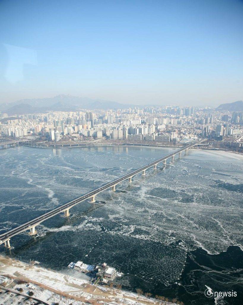 首爾漢江結冰化身冰雪世界末日景象成網路熱話 Gotrip Hk