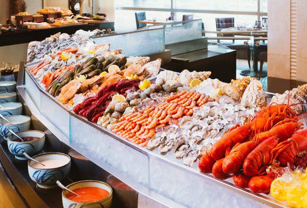 朗廷酒店的The Food Gallery「味遊德國」自助餐，可以任食即開生蠔、凍蟹腳、海螺等各款凍海鮮。（圖片來源：朗廷酒店）