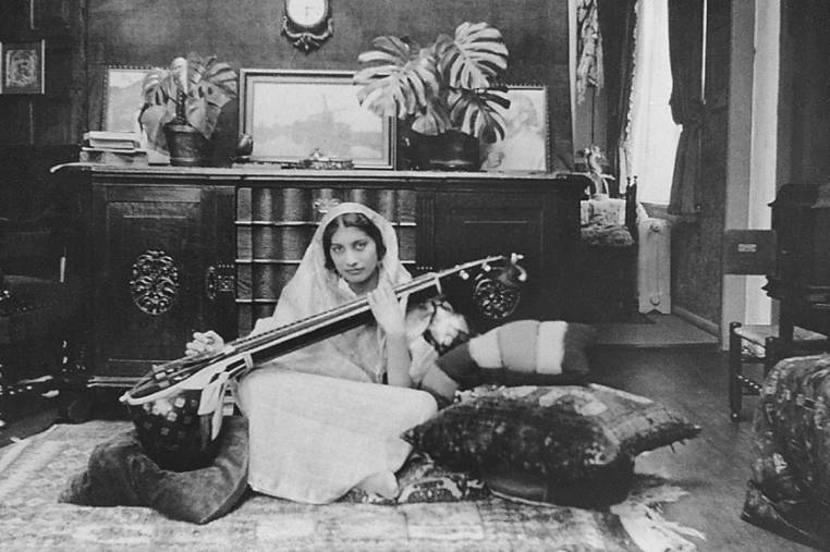 印度公主 努爾曾在巴黎大學學習兒童心理學，更學習彈豎琴和鋼琴作曲