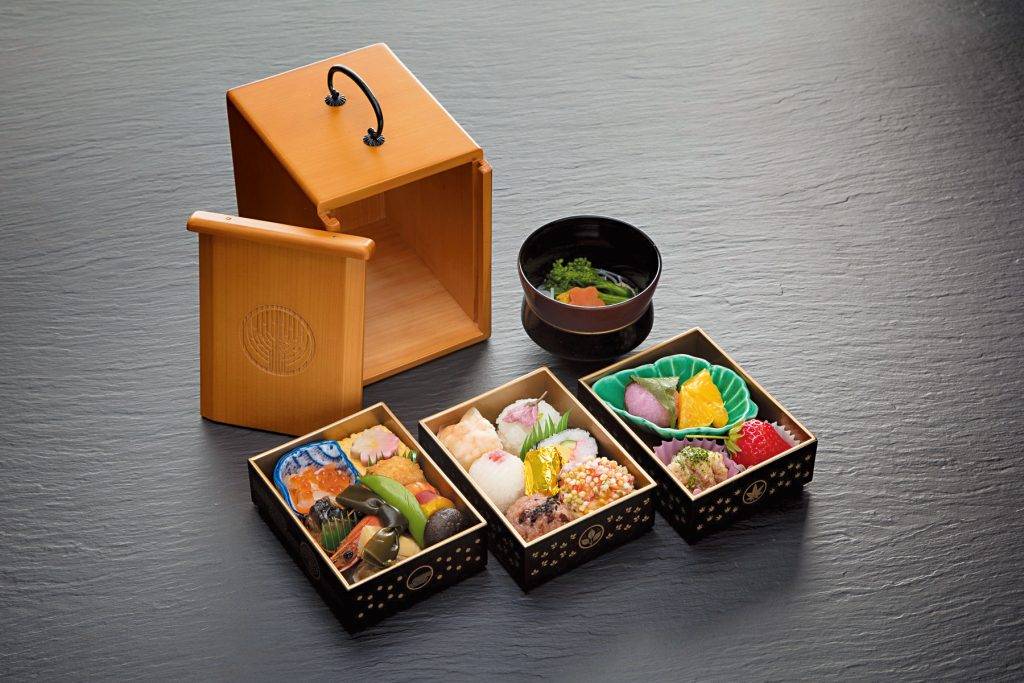 四國 「幸福之鄉紀行」供應的美食特地使用德島縣傳統的「遊山箱」便當盒盛載。（圖片授權：JR四國）