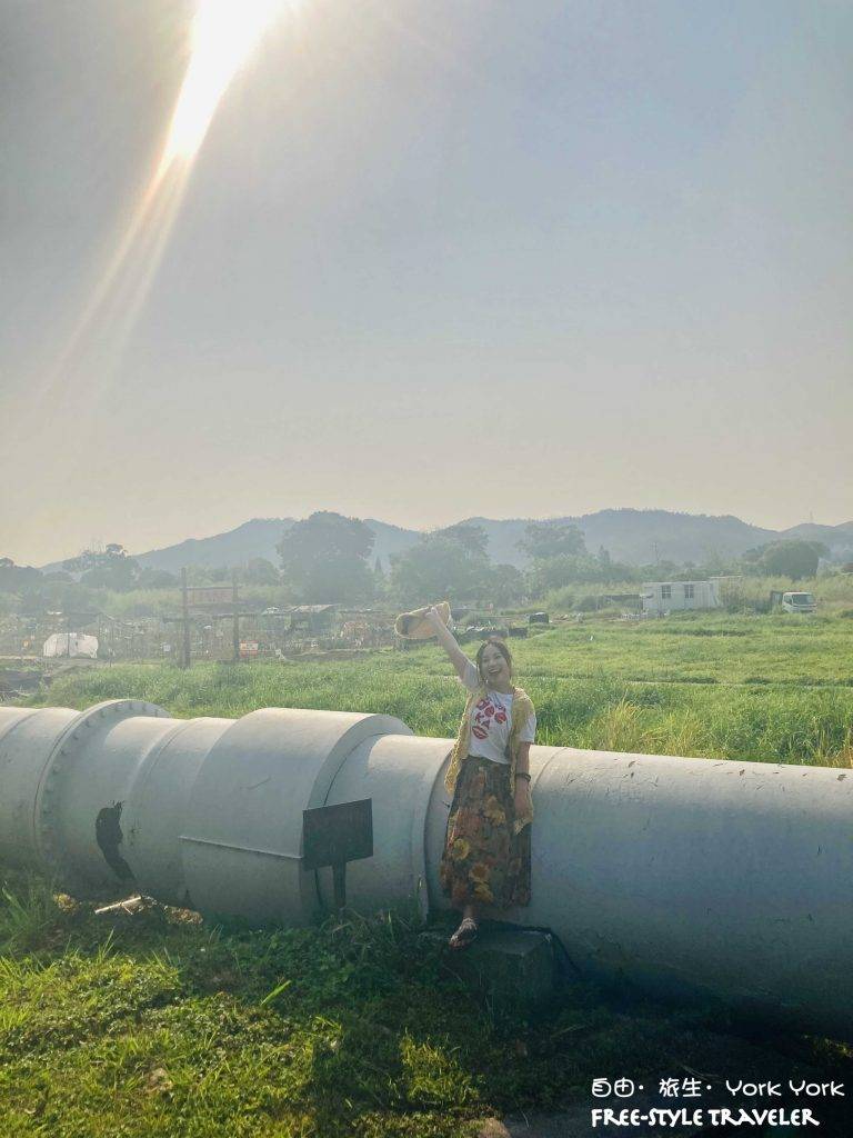 錦田壁畫村 一條大水管通往兩邊不同的風景