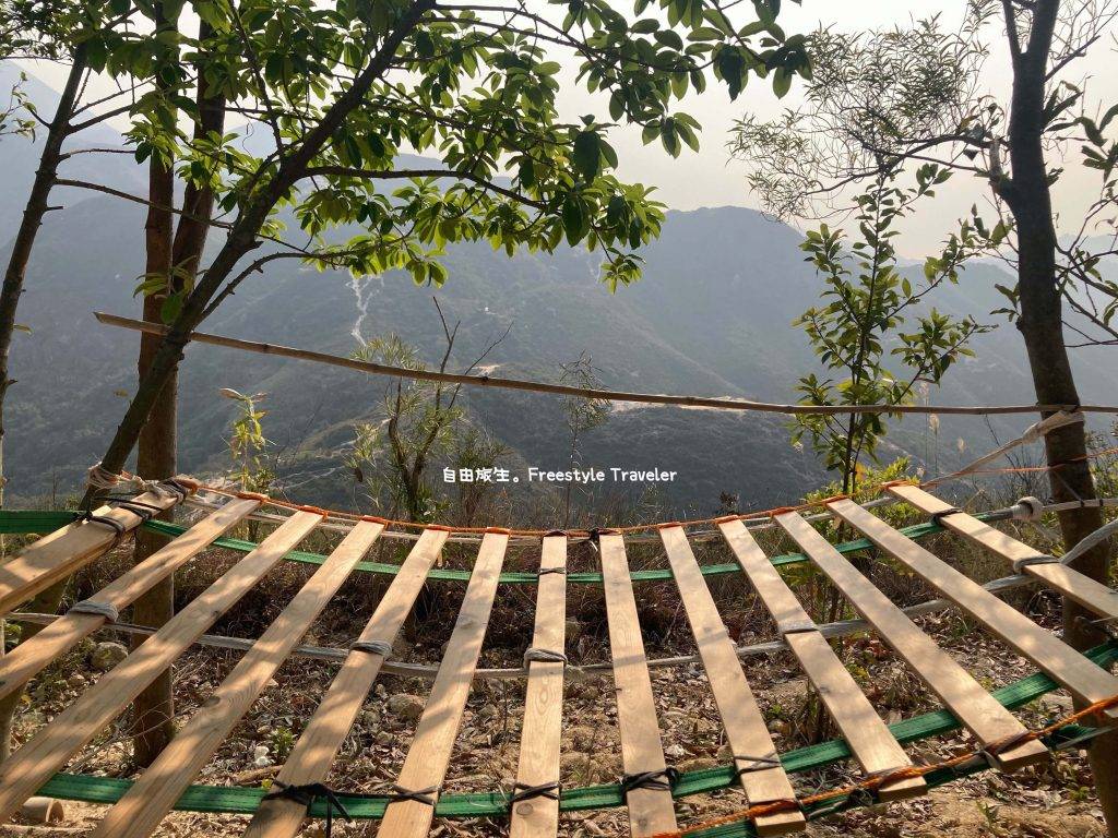 良田坳峽谷 再往上爬了一段路，發現了一個小小的秘景，有竹製的鞦韆和竹製的吊床