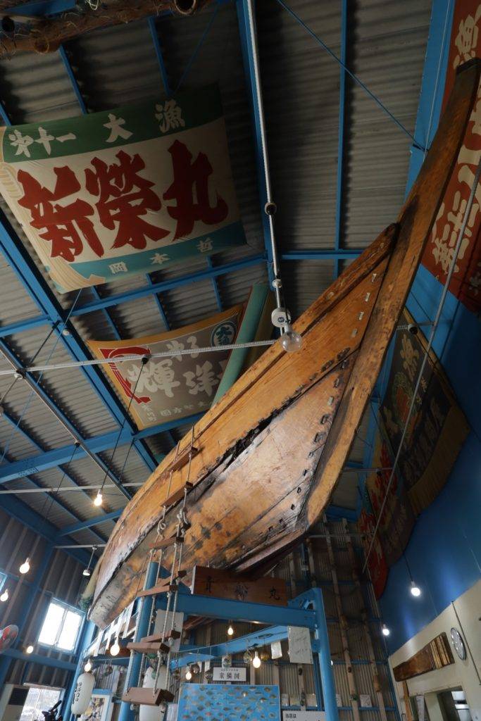香川美食推介 餐廳內部有特色漁船裝飾，貼合與漁民合作的主題，為食客提供當天最新鮮的海產。