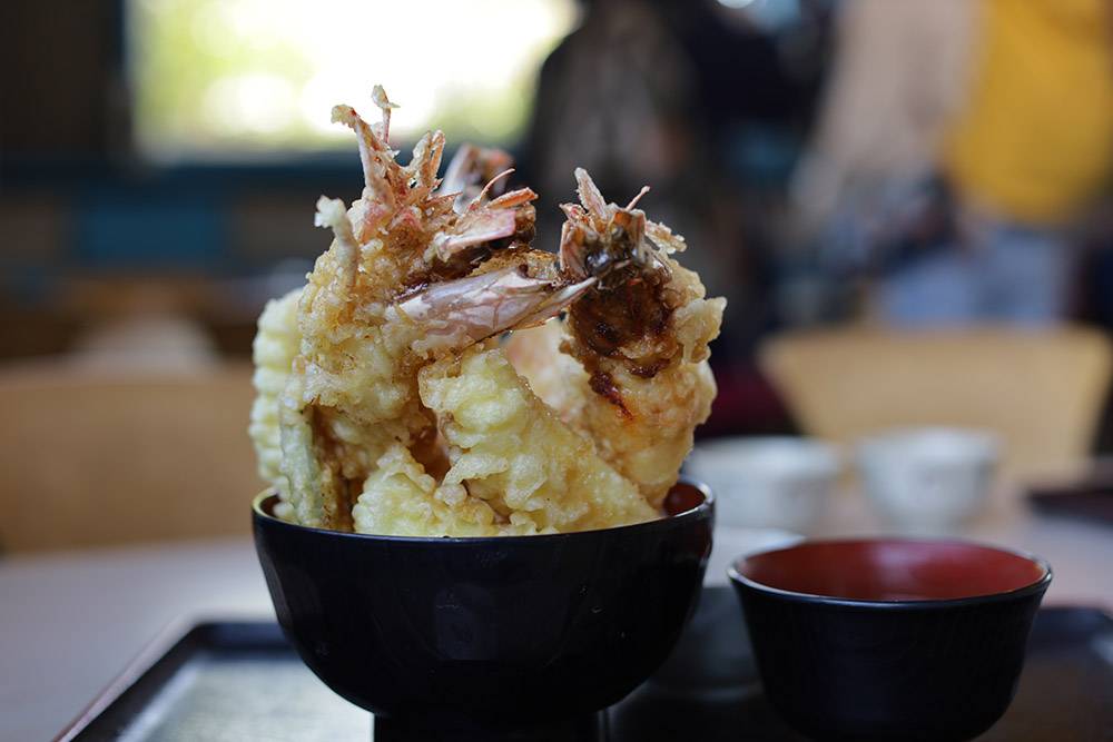 香川美食推介 選用新鮮海產的天婦羅丼用料大方，面層的天婦羅堆成塔一樣，所以亦名為Tower丼。