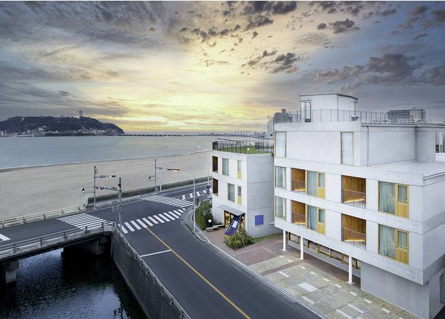 鎌倉簡約風酒店 HOTEL AO KAMAKURA正對腰越海岸。
