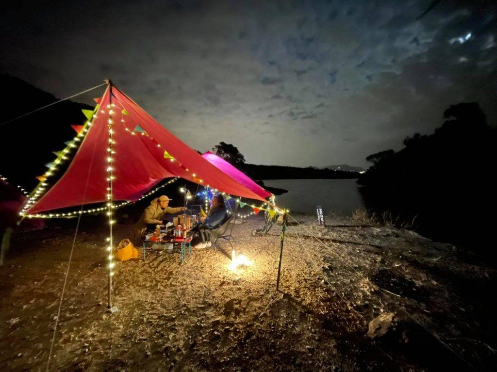 南丫島露營 【南丫島露營】湖畔旁邊的營地非常受歡迎。