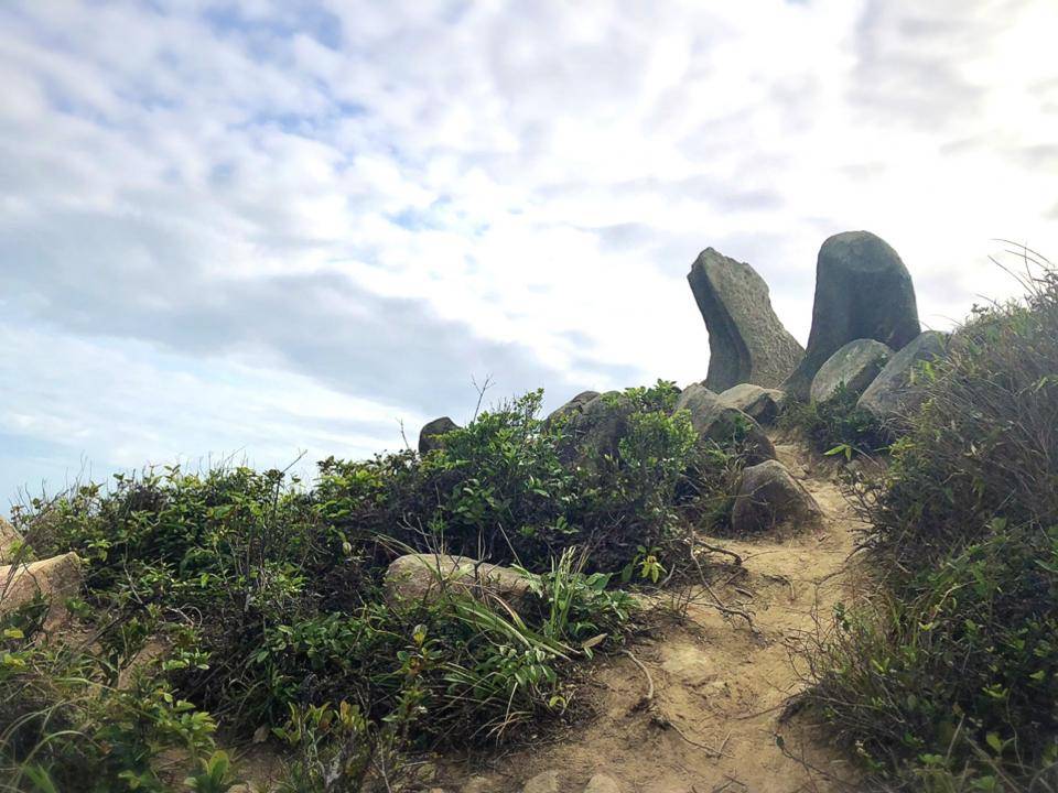 龍蝦灣行山 龍蝦灣 山上的風化侵蝕岩石奇形怪狀的