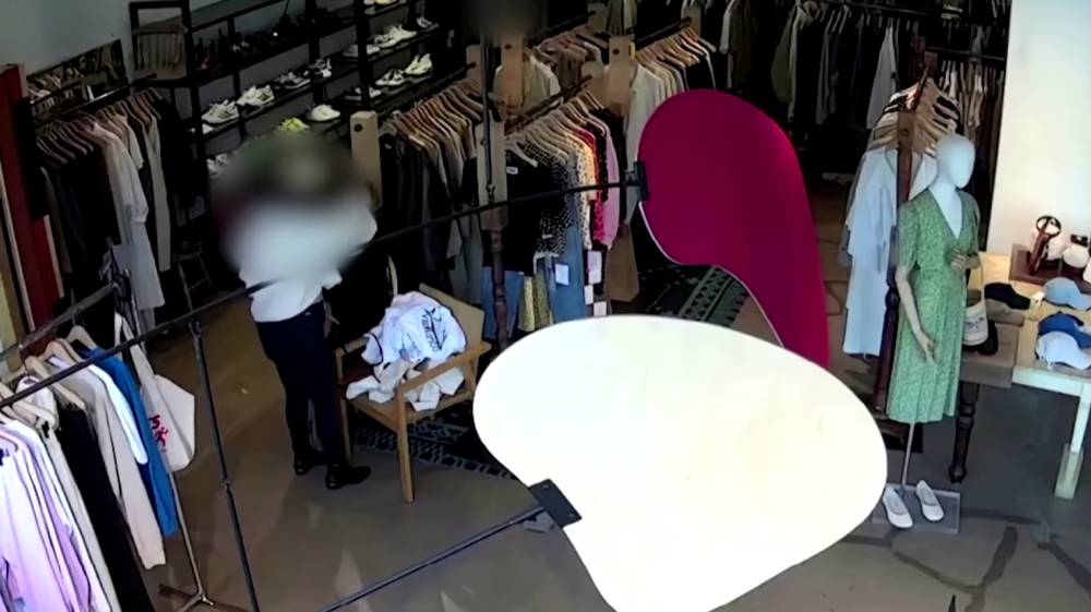 根據外國媒體報導，一名女顧客在事發店舖裏逗留了接近一小時，並且是試穿了多件衣服。（圖片來源：路透社）