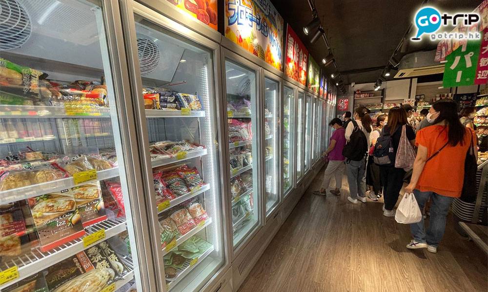 大埔業務超市 一入去就見到一整排凍櫃，不少冷藏食品，大多數均由神戶總公司直運到港。