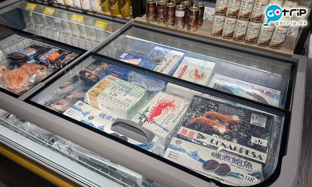 大埔業務超市 凍櫃販賣配菜、凍肉、即食甜品，大多是香港難得一見的款式。