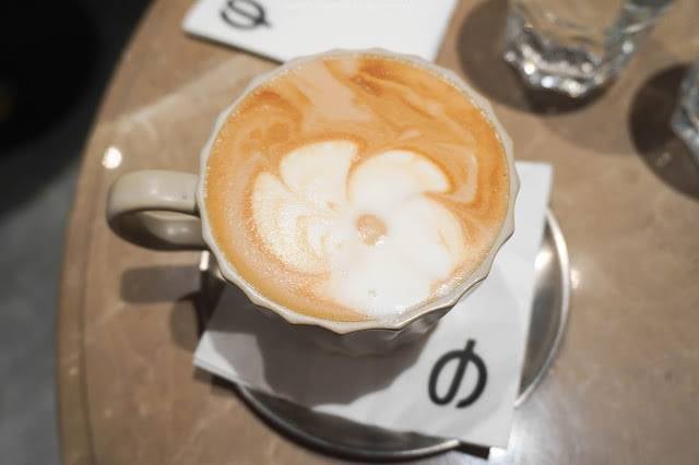 美孚cafe Cappuccino ($15) – 拉花有點微妙，是一朵花.