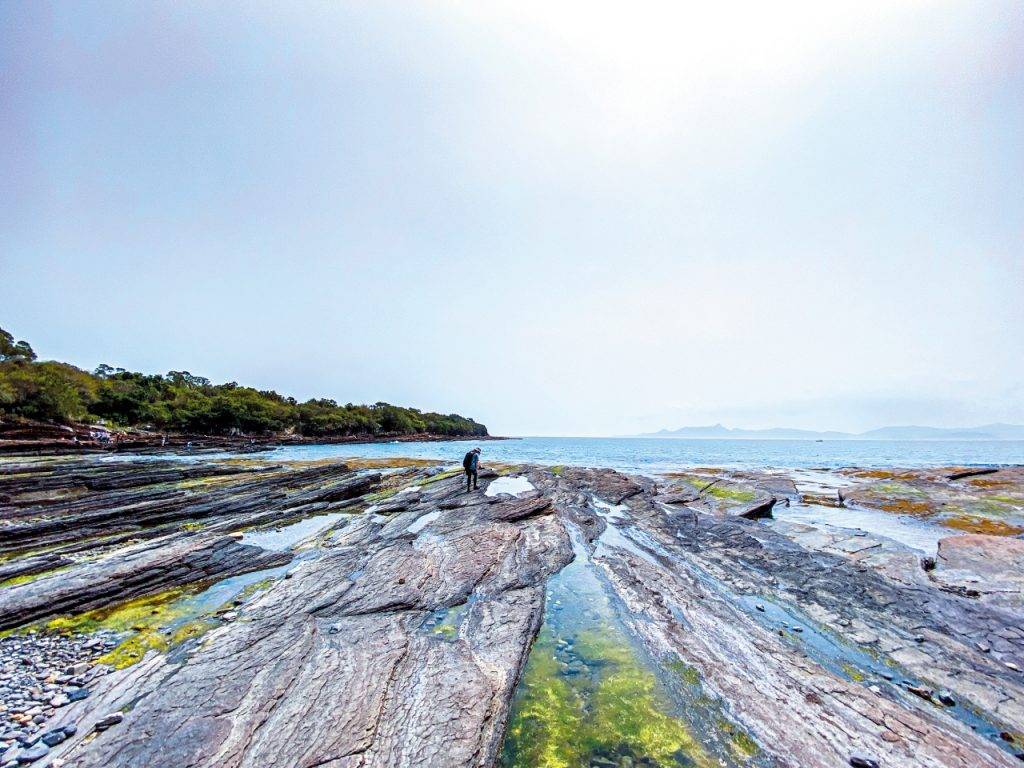 東平洲一日遊 島上可找到本港最年幼的4千萬年到最古老的4億年的風化石頭。