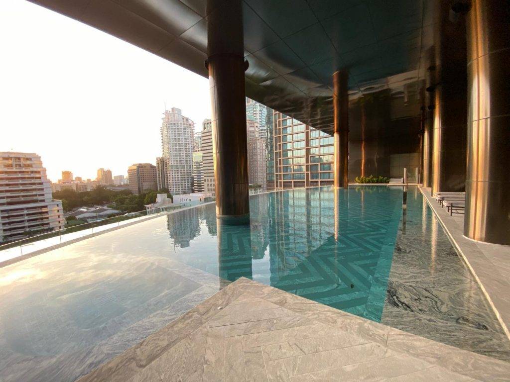 疫後冲遊 無邊際泳池俯瞰曼谷都市美景。