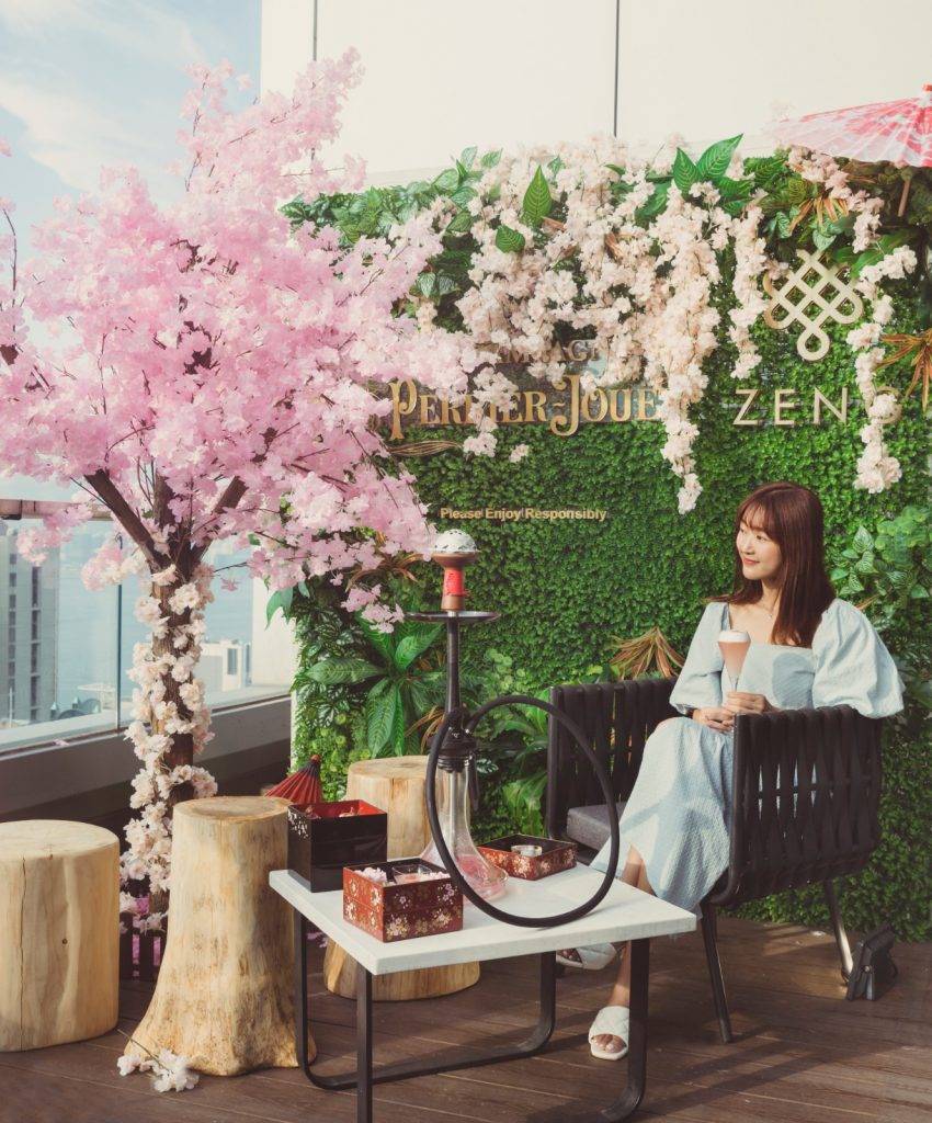 櫻花下午茶 餐廳露台位置有大型櫻花庭院佈景，讓顧客跟粉紅櫻花佈景拍照打卡。