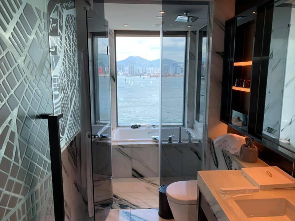浸浴 Staycation 浴缸旁的窗戶可看到維港景色。