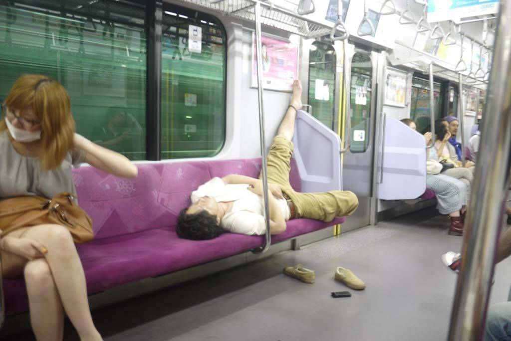 日本文化 不少人忍著睡意拖著疲憊的身軀上了電車後就直接睡倒
