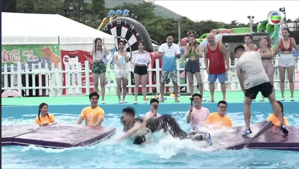 TVB《開心大綜藝之暑假玩到盡》元朗水上樂園取景。（圖片來源：TVB《開心大綜藝之暑假玩到盡》截圖）